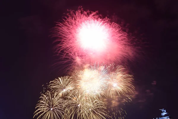 Ünnepi Tűzijáték Város Felett Folyó Felett Éjszaka — Stock Fotó