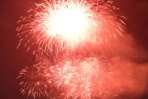 Festliches Feuerwerk Über Der Stadt Fluss Der Nacht — Stockfoto