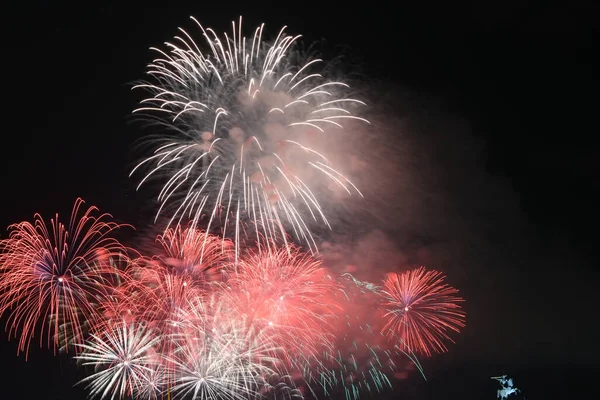 Festliches Feuerwerk Über Der Stadt Fluss Der Nacht — Stockfoto