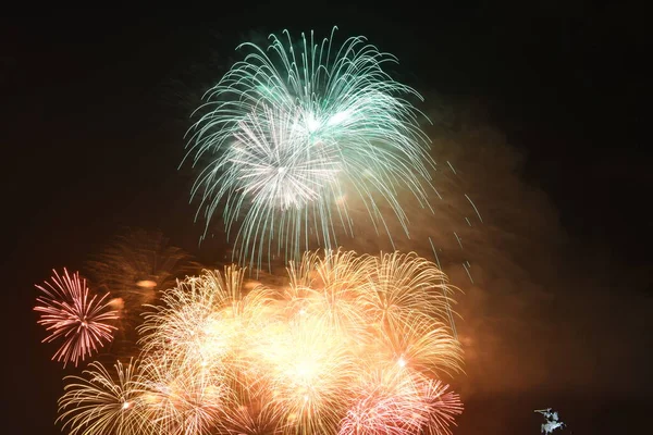 Festliches Feuerwerk Über Der Stadt Fluss Der Nacht — Stockfoto