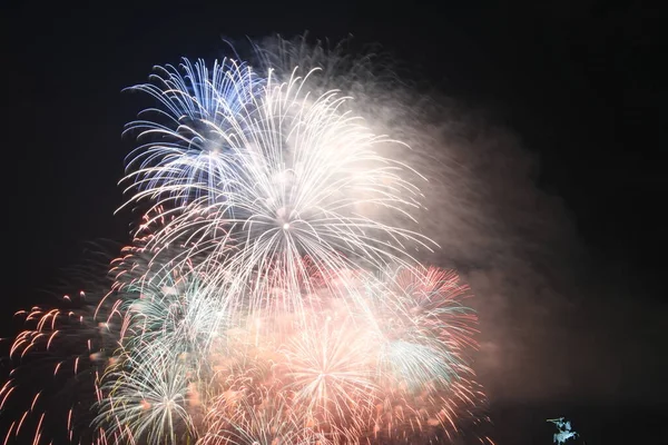 Festliches Feuerwerk Über Der Stadt Fluss Der Nacht — Stockfoto