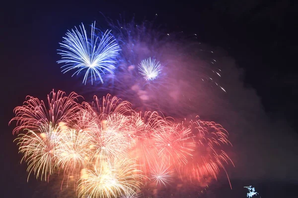 Festliches Feuerwerk Über Der Stadt Fluss Der Nacht — Stockfoto