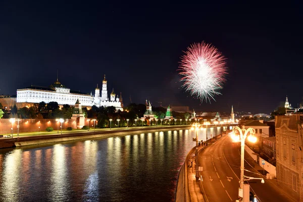 Ünnepi Tűzijáték Város Felett Folyó Felett Éjszaka — Stock Fotó