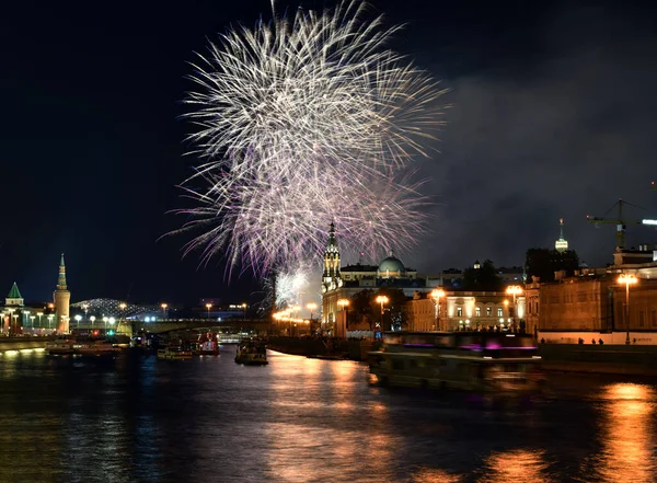 Ünnepi Tűzijáték Város Felett Folyó Felett Éjszaka — Stock Fotó