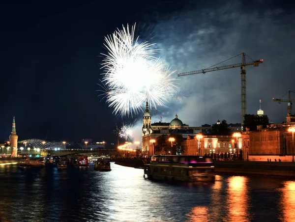 Fuegos Artificiales Festivos Sobre Ciudad Sobre Río Por Noche — Foto de Stock