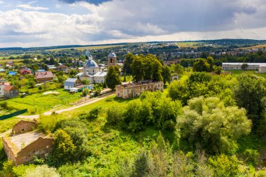 Eski bir malikane kırmızı tuğladan harabelere dönüştü ve bir kilise insansız hava aracından çıkarıldı.