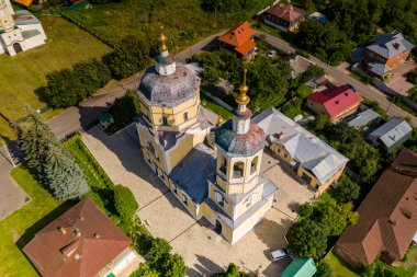 Yazın eski bir kilisenin panoramik manzarası yeşil bir tepede bulutlu bir arka planda