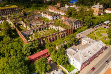 Eski bir kırmızı tuğla fabrikasının kalıntılarının panoramik görüntüsü
