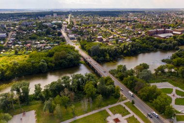 Yazın eski bir kilisenin panoramik manzarası yeşil bir tepede bulutlu bir arka planda