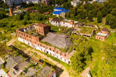 Eski bir kırmızı tuğla fabrikasının kalıntılarının panoramik görüntüsü
