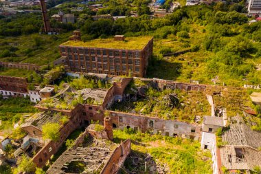 Eski bir kırmızı tuğla fabrikasının kalıntılarının panoramik görüntüsü