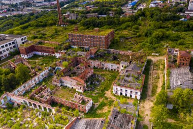 Eski bir kırmızı tuğla fabrikasının kalıntılarının panoramik görüntüsü