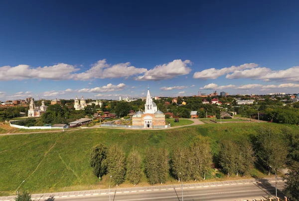 Panoramatický Pohled Starý Kostel Létě Zeleném Kopci Zamračeném Pozadí Oblohy — Stock fotografie