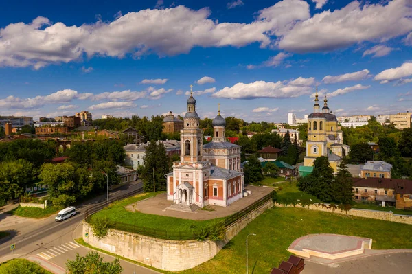 Vista Panoramica Una Vecchia Chiesa Estate Una Collina Verde Sullo — Foto Stock