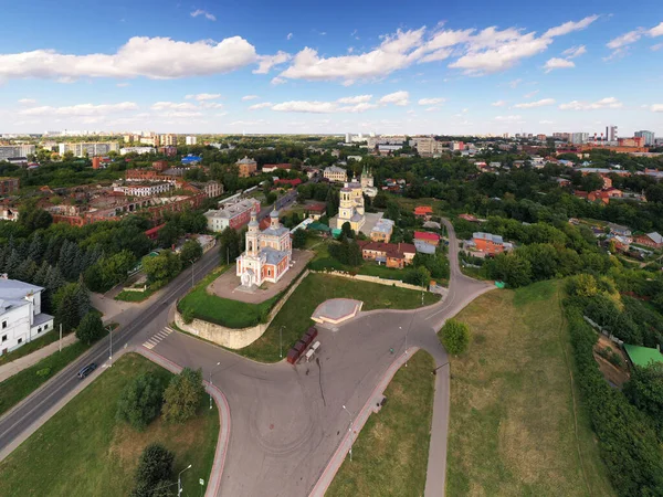 Panoramatický Pohled Starý Kostel Létě Zeleném Kopci Zamračeném Pozadí Oblohy — Stock fotografie