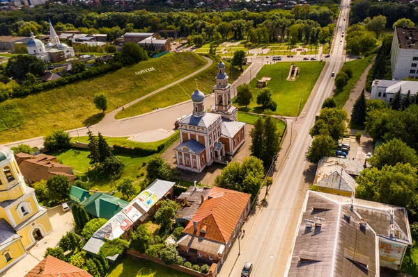 Vista Panorámica Una Iglesia Vieja Verano Sobre Una Colina Verde — Foto de Stock