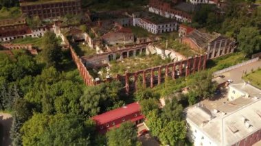 Şehir merkezindeki terk edilmiş eski fabrikanın insansız hava aracından panoramik görüntüsü
