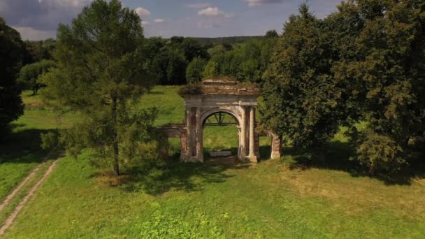 Panoramatický Výhled Opuštěný Starý Panský Dům Kostel Lesa Řeky — Stock video