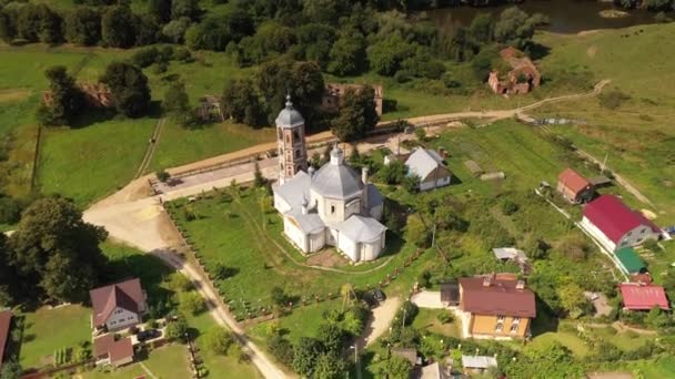 Panoramablick Auf Ein Verlassenes Altes Herrenhaus Und Eine Kirche Neben — Stockvideo