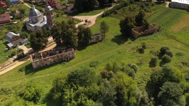 Panoramablick Auf Ein Verlassenes Altes Herrenhaus Und Eine Kirche Neben — Stockvideo