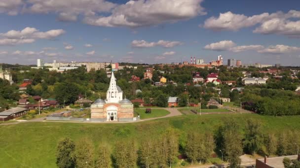 Güneşli Bir Yaz Gününde Şehrin Eski Kesimindeki Eski Kilise Gökyüzündeki — Stok video