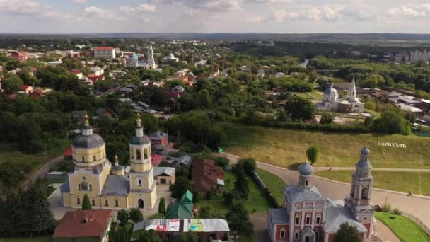 Güneşli Bir Yaz Gününde Şehrin Eski Kesimindeki Eski Kilise Gökyüzündeki — Stok video