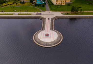 Sabahleyin göl kenarındaki setin panoramik görüntüsü bir drondan çekiliyor.