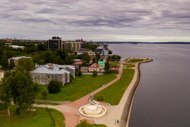 Sabahleyin göl kenarındaki setin panoramik görüntüsü bir drondan çekiliyor.