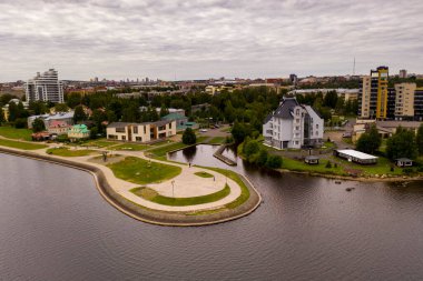 Sabahleyin göl kenarındaki setin panoramik görüntüsü bir drondan çekiliyor.