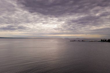 Sabahleyin göl kenarındaki setin panoramik görüntüsü bir drondan çekiliyor.