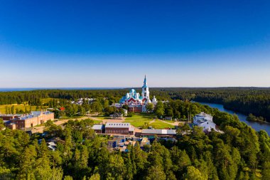 Antik Valaam manastırı ve yakındaki kokarcalar bir drondan filme alınmıştır.
