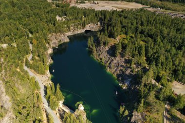 Kanyondaki dağlardaki yeşil gölün panoramik görüntüsü İHA 'dan çekilmiştir.