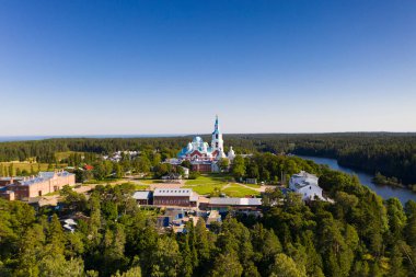 Antik Valaam manastırı ve yakındaki kokarcalar bir drondan filme alınmıştır.
