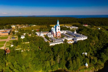 Antik Valaam manastırı ve yakındaki kokarcalar bir drondan filme alınmıştır.