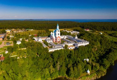 Antik Valaam manastırı ve yakındaki kokarcalar bir drondan filme alınmıştır.