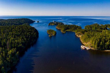 Antik Valaam manastırı ve yakındaki kokarcalar bir drondan filme alınmıştır.