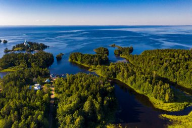Antik Valaam manastırı ve yakındaki kokarcalar bir drondan filme alınmıştır.