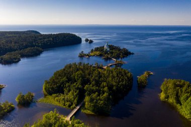Antik Valaam manastırı ve yakındaki kokarcalar bir drondan filme alınmıştır.