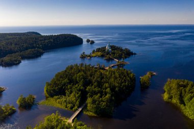 Antik Valaam manastırı ve yakındaki kokarcalar bir drondan filme alınmıştır.