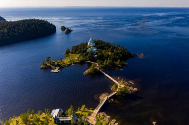 Antik Valaam manastırı ve yakındaki kokarcalar bir drondan filme alınmıştır.