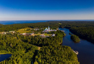 Antik Valaam manastırı ve yakındaki kokarcalar bir drondan filme alınmıştır.