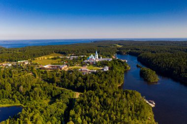 Antik Valaam manastırı ve yakındaki kokarcalar bir drondan filme alınmıştır.