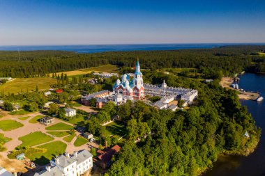 Antik Valaam manastırı ve yakındaki kokarcalar bir drondan filme alınmıştır.