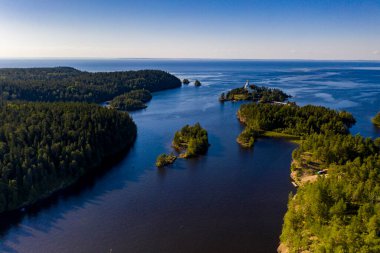 Antik Valaam manastırı ve yakındaki kokarcalar bir drondan filme alınmıştır.
