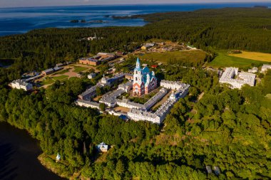 Antik Valaam manastırı ve yakındaki kokarcalar bir drondan filme alınmıştır.