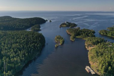 Antik Valaam manastırı ve yakındaki kokarcalar bir drondan filme alınmıştır.