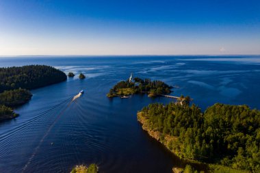 Antik Valaam manastırı ve yakındaki kokarcalar bir drondan filme alınmıştır.