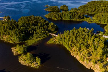 Antik Valaam manastırı ve yakındaki kokarcalar bir drondan filme alınmıştır.