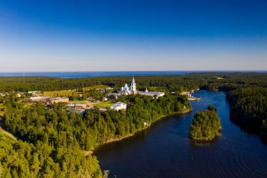 Antik Valaam manastırı ve yakındaki kokarcalar bir drondan filme alınmıştır.