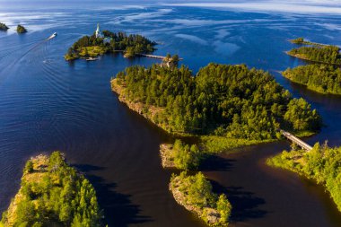 Antik Valaam manastırı ve yakındaki kokarcalar bir drondan filme alınmıştır.